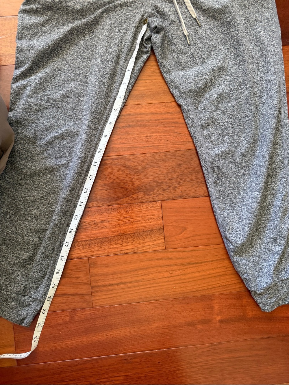 Vuori Heathered Gray Women’s Jogger Pants - Picture 4 of 7